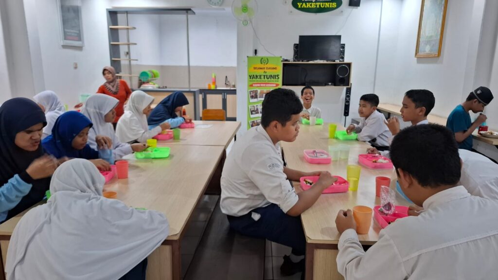Kebersamaan Siswa MTs LBA Yaketunis dalam Kegiatan Makan MBG Bersama Image 2026 01 27 At 13.28.22 1024x576