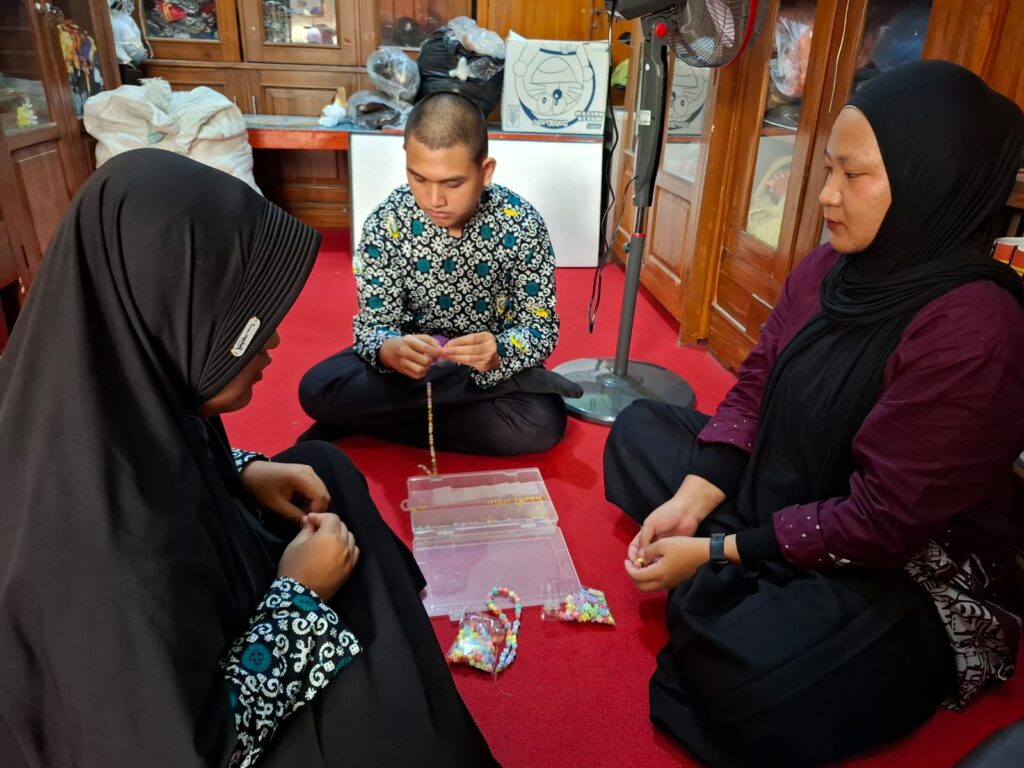 Ujian Praktik Membuat Souvenir Kelas SMA di SLB A Yaketunis Image 2026 04 23 At 8.51.18 AM 1024x768