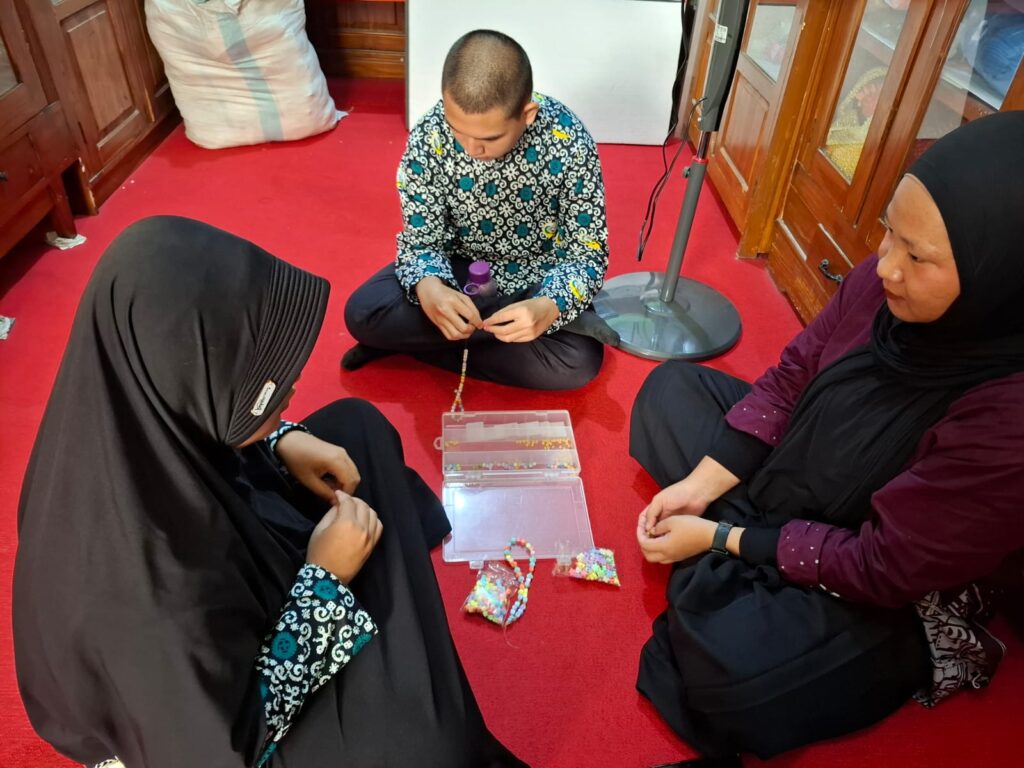 Ujian Praktik Membuat Souvenir Kelas SMA di SLB A Yaketunis Image 2026 04 23 At 8.51.19 AM 1024x768