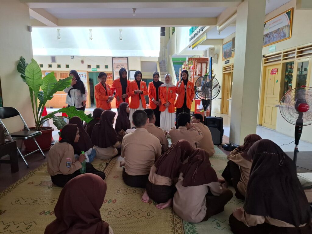 Pembelajaran Kesehatan Reproduksi di SLB A Yaketunis Bersama Kakak dari UAD Image 2026 04 29 At 1.02.44 PM 1024x768