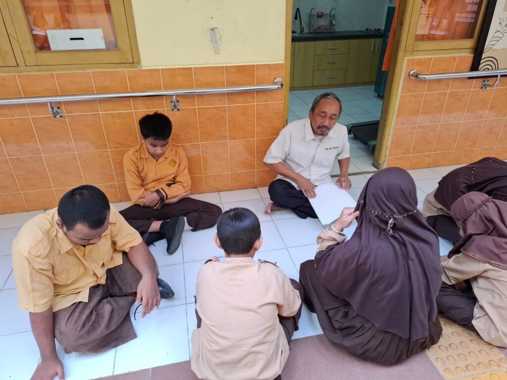 Literasi Bersama Sebelum Memulai Pembelajaran di SLB A Yaketunis image 2026 06 03 at 9.17.24 am